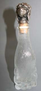 in Form von einer Schnauzer Hund; der Flaschenstoppel zeigt 
