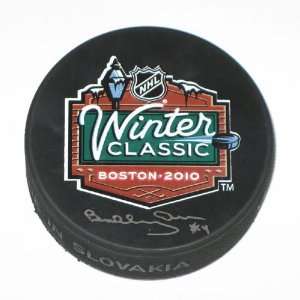  Autographed Bobby Orr 2010 Winter Classic puck: Sports 
