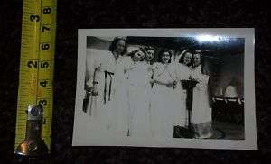 OLD VINTAGE 1940 PHOTO CHURCH SCENE 6 GIRLS NICE  