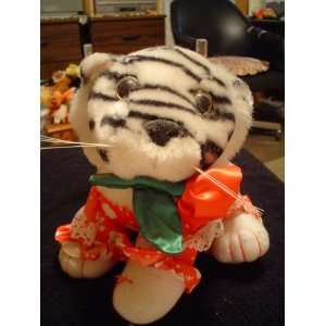  ROSE & HEARTS STUFFED WHITE TIGER    Toys & Games