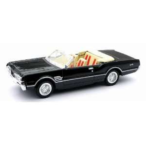   NewRay 1/43 Die Cast Classic Car: Oldsmobile 1966 4 4 2: Toys & Games